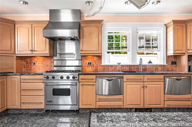 8 Rushton Drive, Cranston, RI 02905