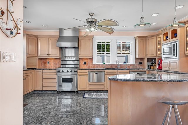 8 Rushton Drive, Cranston, RI 02905