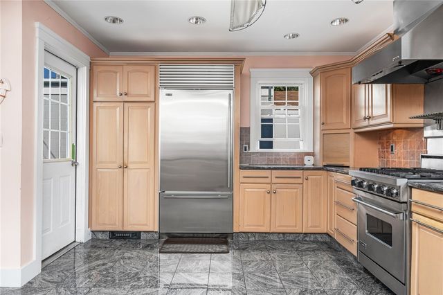 8 Rushton Drive, Cranston, RI 02905