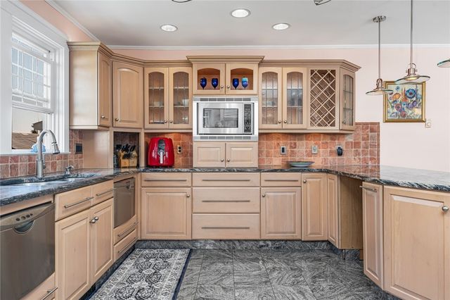 8 Rushton Drive, Cranston, RI 02905