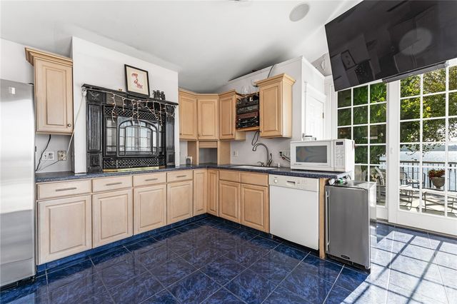 8 Rushton Drive, Cranston, RI 02905