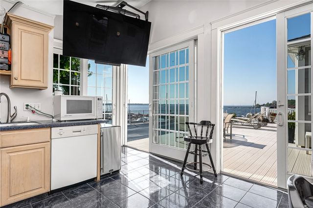 8 Rushton Drive, Cranston, RI 02905