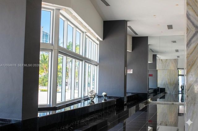 325 S Biscayne Blvd 3314, Miami, FL 33131