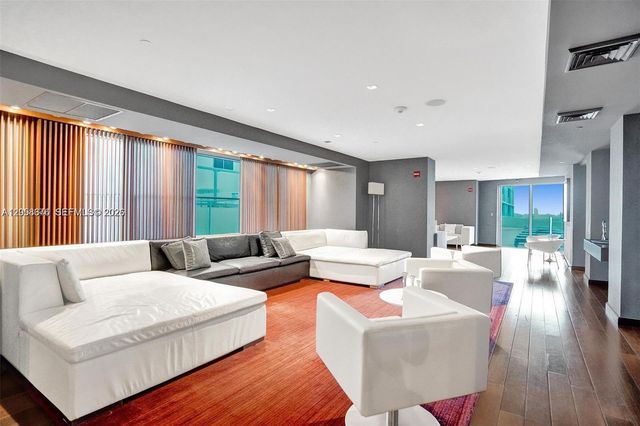 325 S Biscayne Blvd 3314, Miami, FL 33131