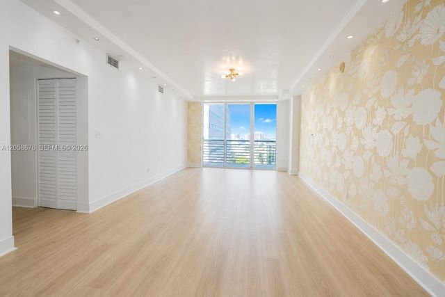 325 S Biscayne Blvd 3314, Miami, FL 33131