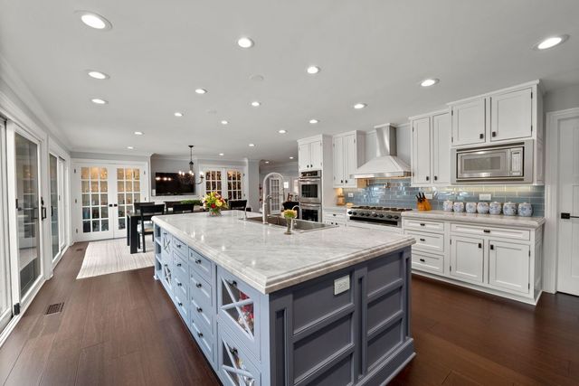 620 W Old Elm Road, Lake Forest, IL 60045