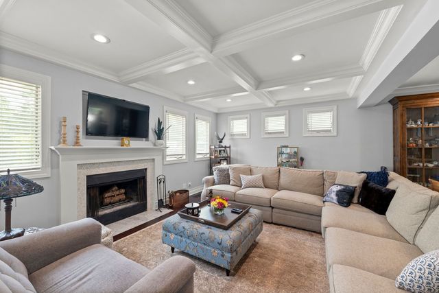 620 W Old Elm Road, Lake Forest, IL 60045