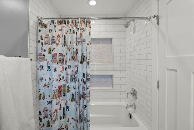 620 W Old Elm Road, Lake Forest, IL 60045