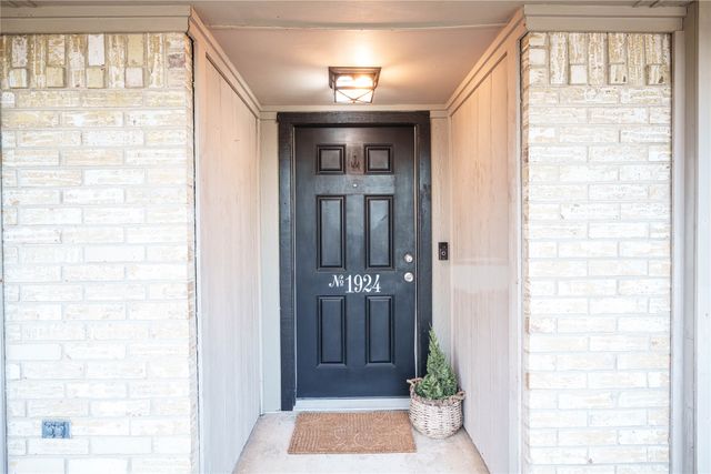 1924 Sierra Drive, Lewisville, TX 75077