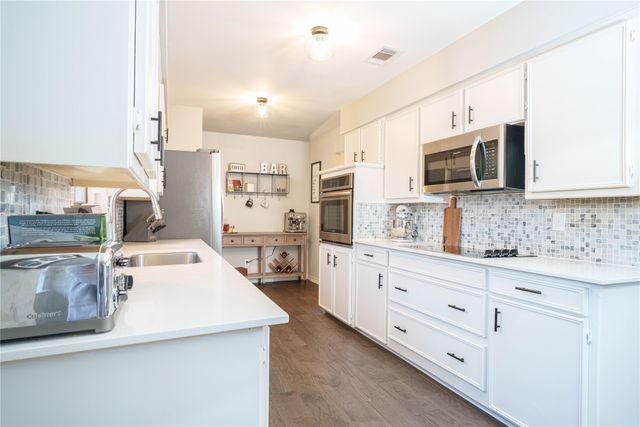 1924 Sierra Drive, Lewisville, TX 75077