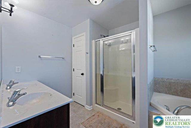 17 Stonecreek Court, Palmer Twp, PA 18045