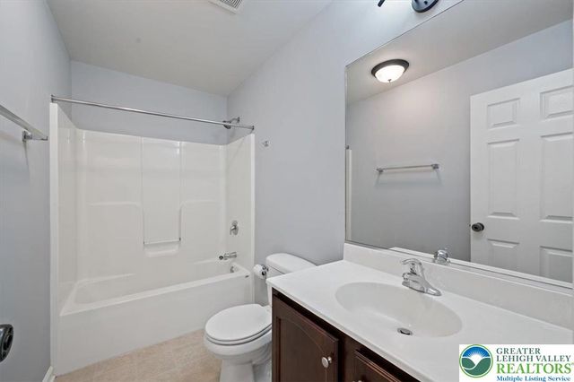 17 Stonecreek Court, Palmer Twp, PA 18045