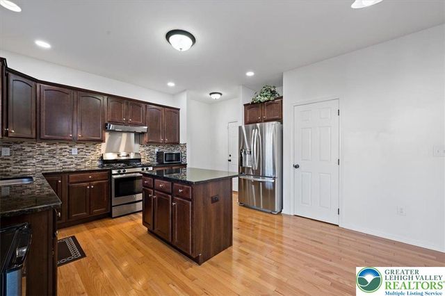 17 Stonecreek Court, Palmer Twp, PA 18045