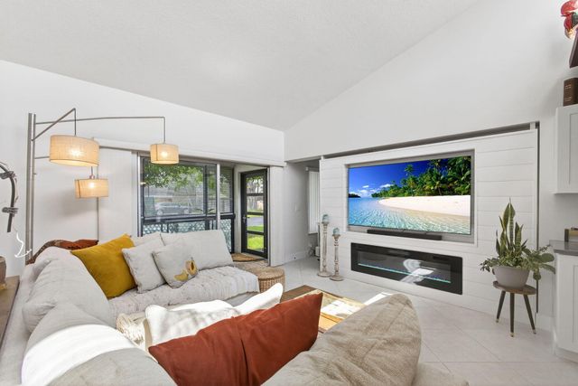 2532 S Boundbrook Dr S S 102, Palm Springs, FL 33406