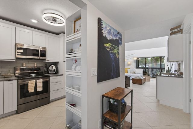 2532 S Boundbrook Dr S S 102, Palm Springs, FL 33406