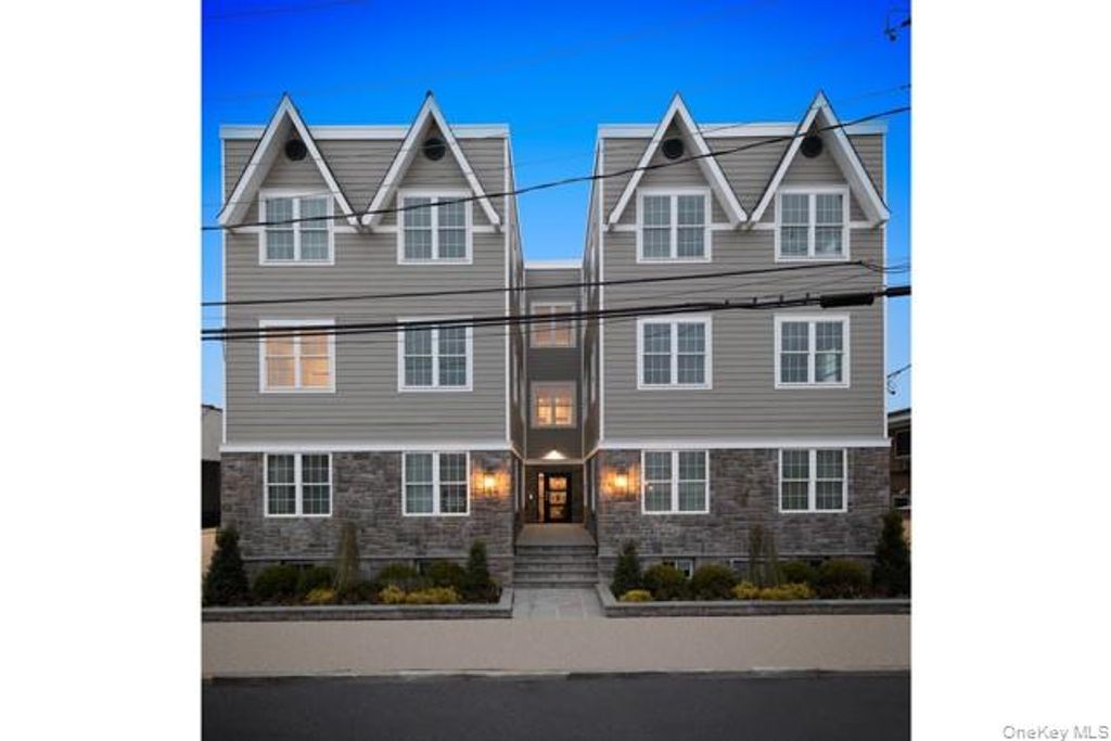 9 Lafayette Place 2B, Woodmere, NY 11598