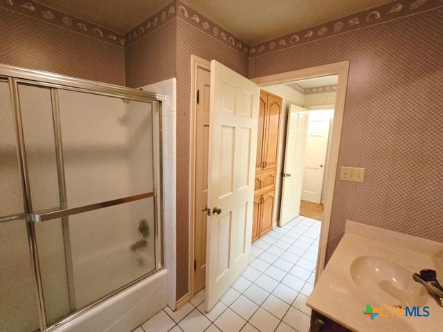 112 Country Lane, Seguin, TX 78155