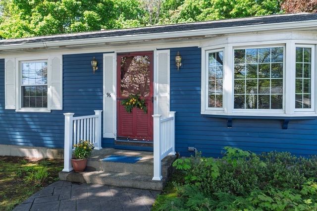 96 Sleepy Hollow Dr, Cumberland, RI 02864