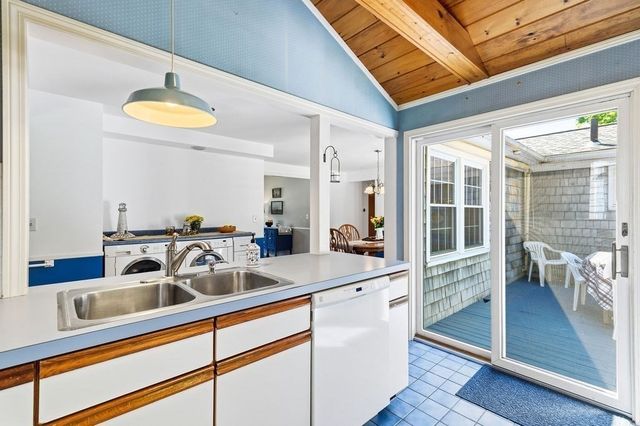 96 Sleepy Hollow Dr, Cumberland, RI 02864
