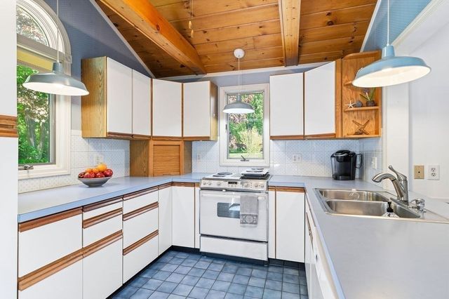 96 Sleepy Hollow Dr, Cumberland, RI 02864
