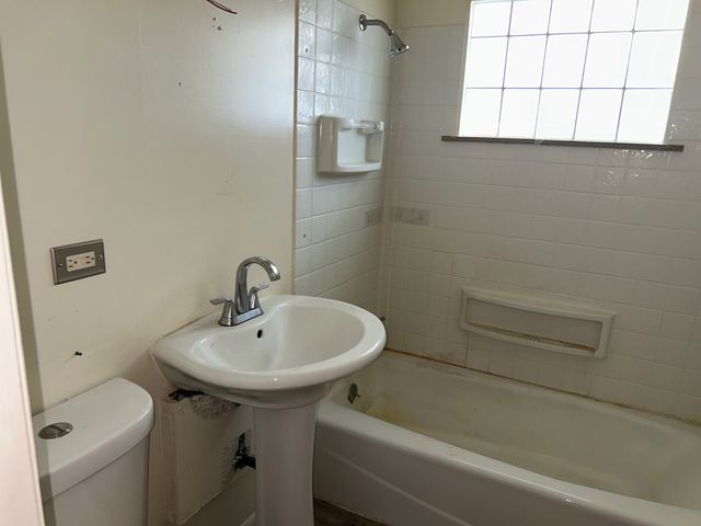 17111 Oakwood Avenue, Lansing, IL 60438