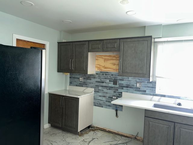 17111 Oakwood Avenue, Lansing, IL 60438