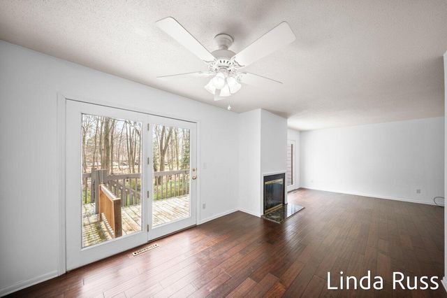 2440 E Collier Avenue SE, Grand Rapids, MI 49546