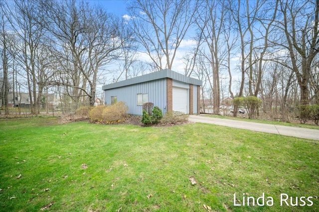 2440 E Collier Avenue SE, Grand Rapids, MI 49546
