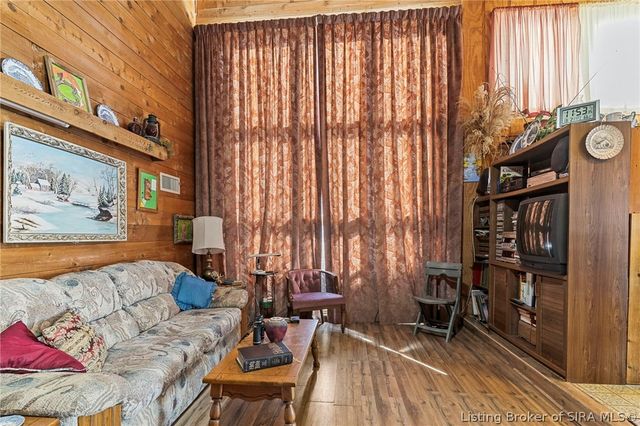 5721 W Oak Hill Road, Scottsburg, IN 47170