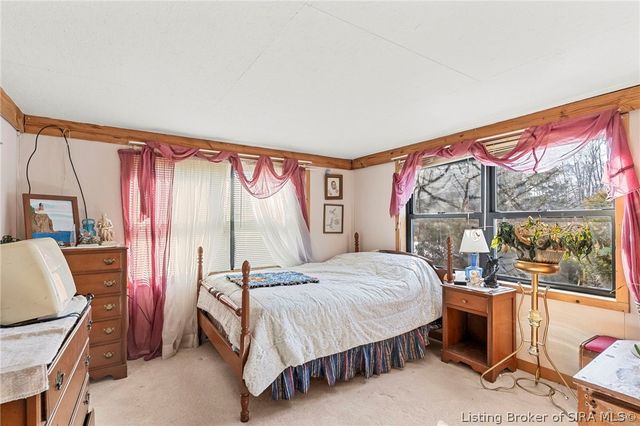 5721 W Oak Hill Road, Scottsburg, IN 47170