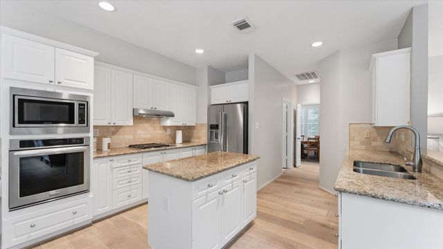34 Candle Pine Place, The Woodlands, TX 77381