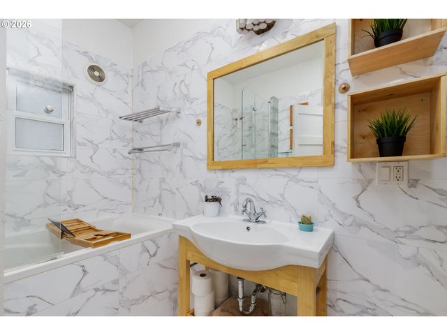 160 W EXETER St, Gladstone, OR 97027