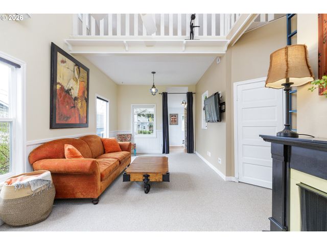 160 W EXETER St, Gladstone, OR 97027