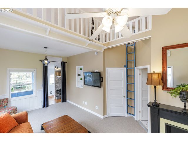 160 W EXETER St, Gladstone, OR 97027