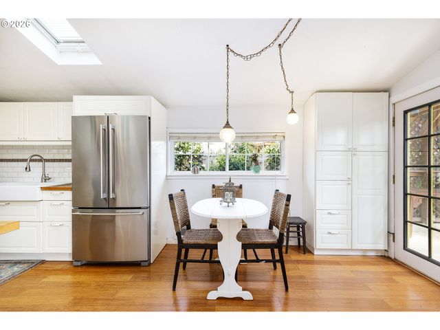 160 W EXETER St, Gladstone, OR 97027