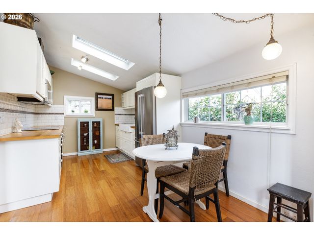 160 W EXETER St, Gladstone, OR 97027