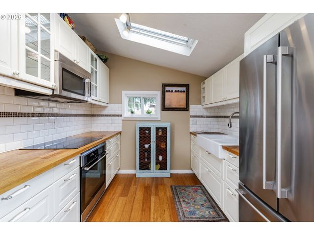 160 W EXETER St, Gladstone, OR 97027