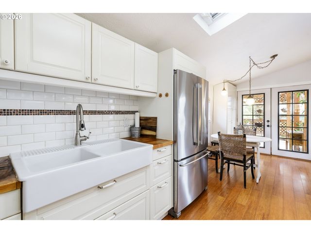 160 W EXETER St, Gladstone, OR 97027