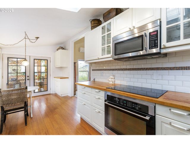 160 W EXETER St, Gladstone, OR 97027