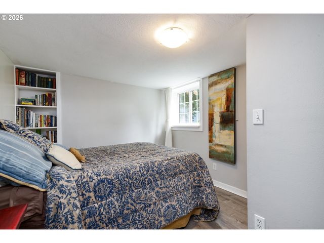 160 W EXETER St, Gladstone, OR 97027