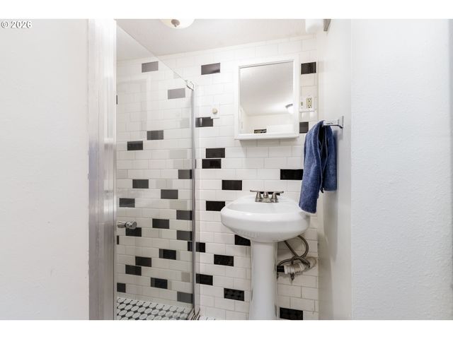 160 W EXETER St, Gladstone, OR 97027