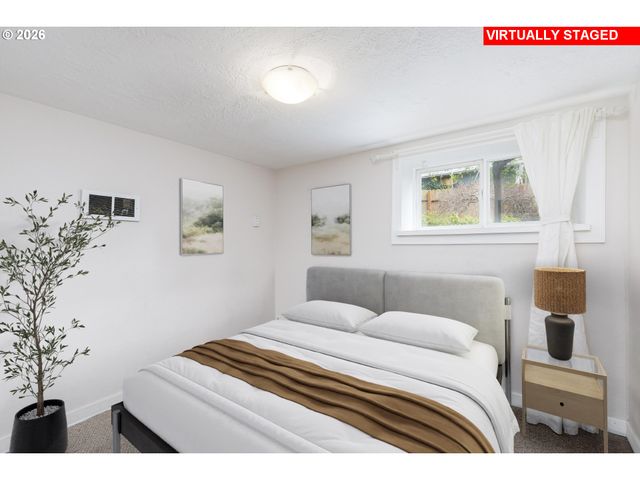 160 W EXETER St, Gladstone, OR 97027