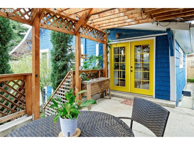 160 W EXETER St, Gladstone, OR 97027