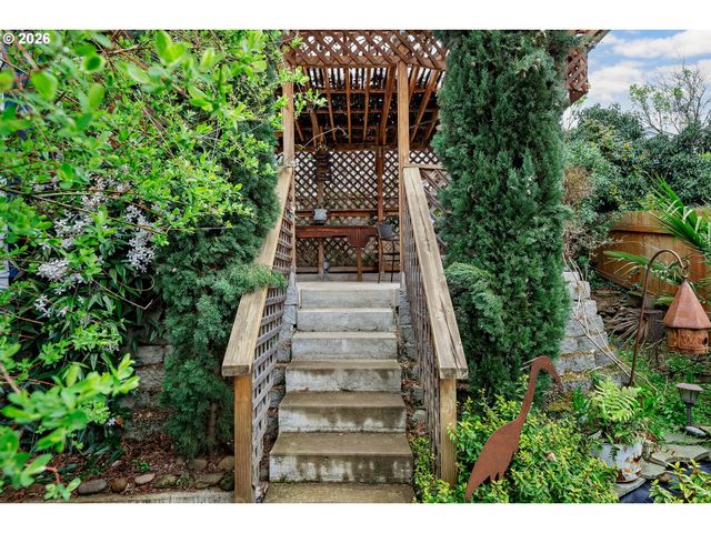 160 W EXETER St, Gladstone, OR 97027