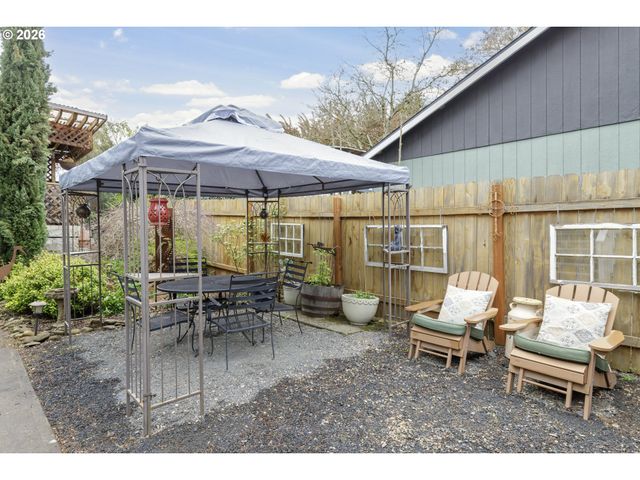 160 W EXETER St, Gladstone, OR 97027