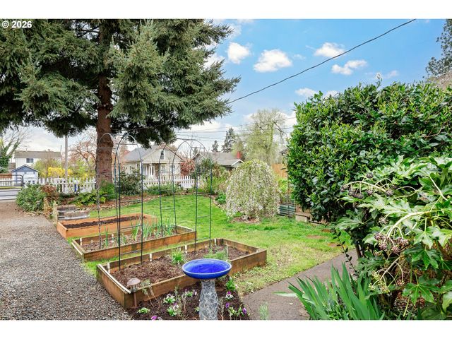 160 W EXETER St, Gladstone, OR 97027