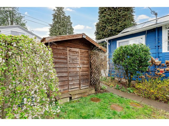 160 W EXETER St, Gladstone, OR 97027