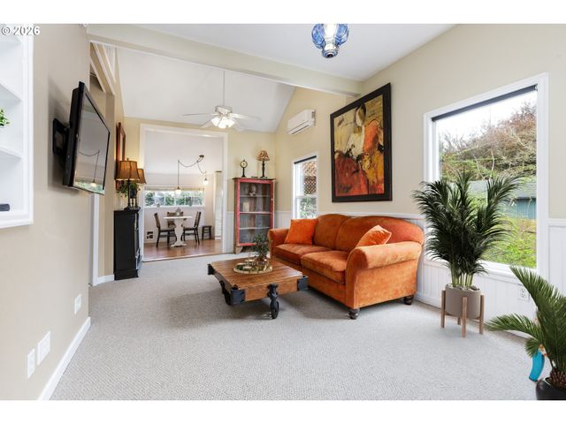 160 W EXETER St, Gladstone, OR 97027