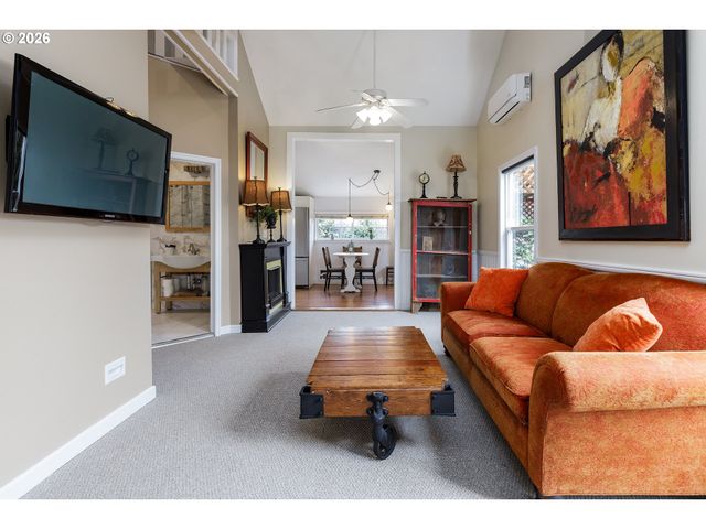 160 W EXETER St, Gladstone, OR 97027