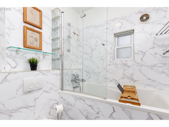 160 W EXETER St, Gladstone, OR 97027